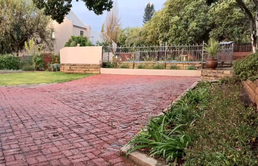 4 Bedroom Property for Sale in Langenhovenpark Free State